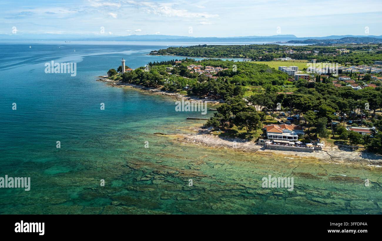 Volo di mezzogiorno su acque turchesi chiare, Savudrija, Croazia Foto Stock