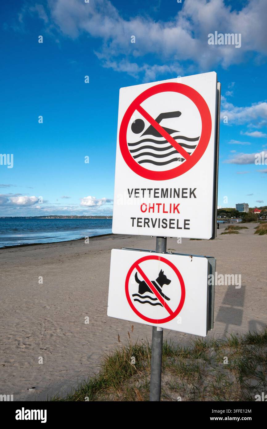Segni "Divieto di nuoto" e "Divieto di cani" sulla spiaggia, spiaggia di Pirita, Tallinn, Estonia Foto Stock