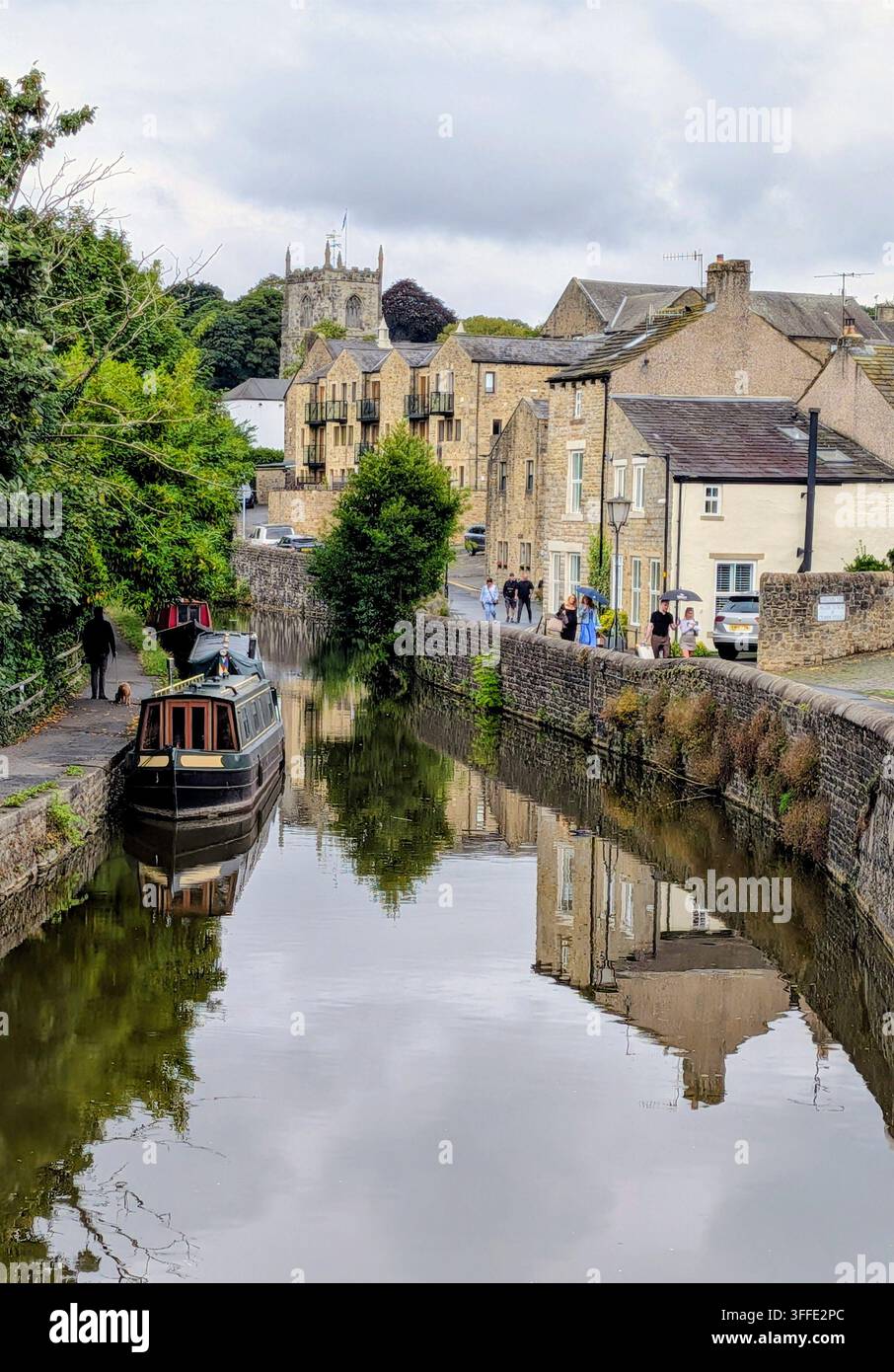 Edificio in pietra e ponte lungo il canale a Skipton Foto Stock
