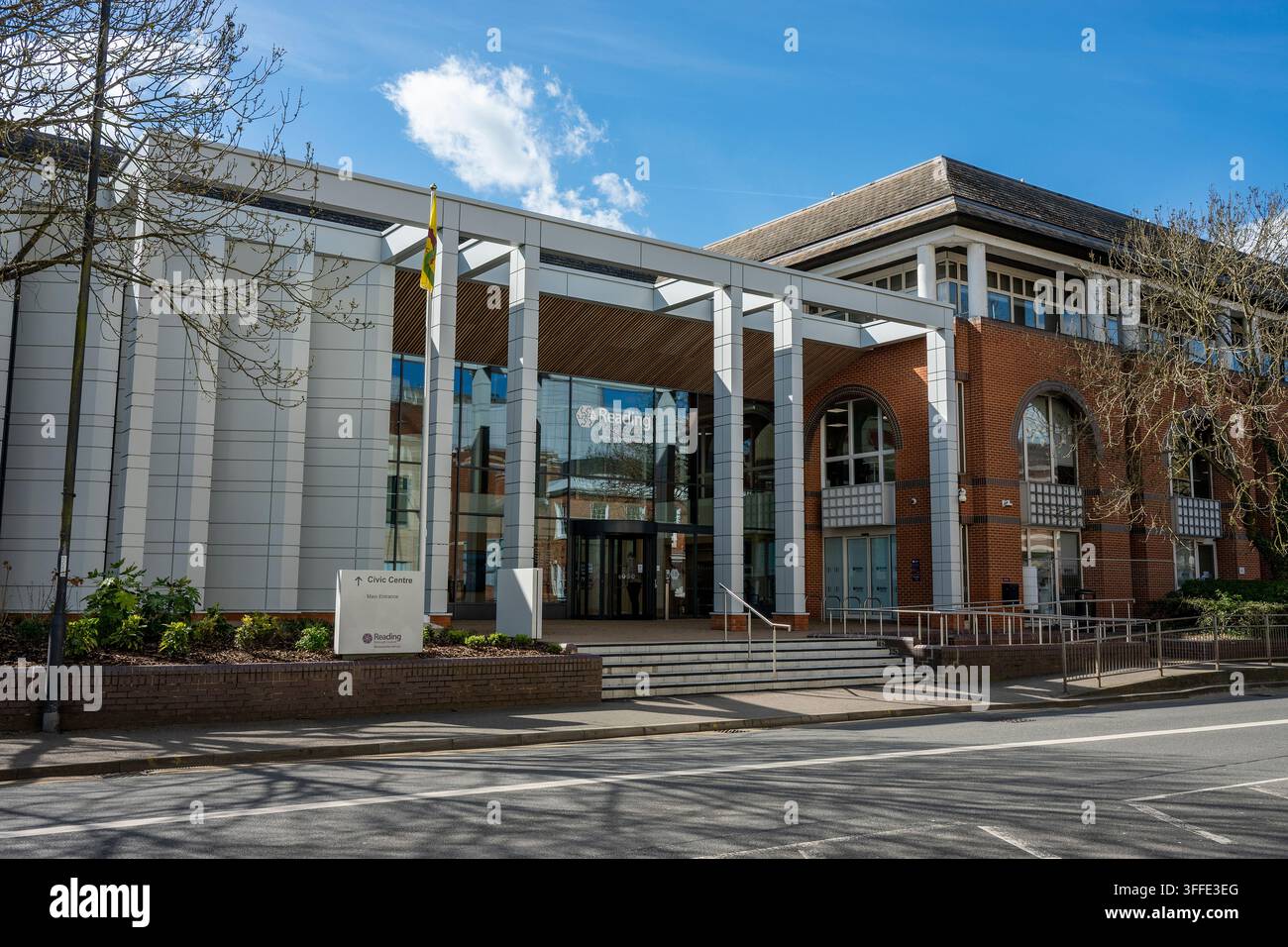 L'ingresso principale e le porte del centro civico di Reading e degli uffici comunali nel centro città di Reading, Berkshire, Inghilterra, Regno Unito Foto Stock