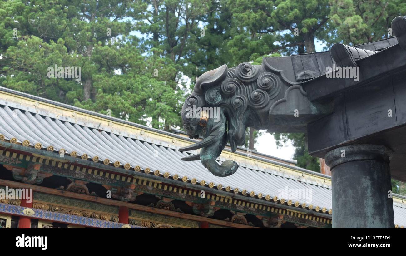 Una intricata scultura in bronzo di Baku funge da elemento architettonico decorativo del tetto al santuario storico di Nikkō Tōshō-gū in Giappone. Foto Stock