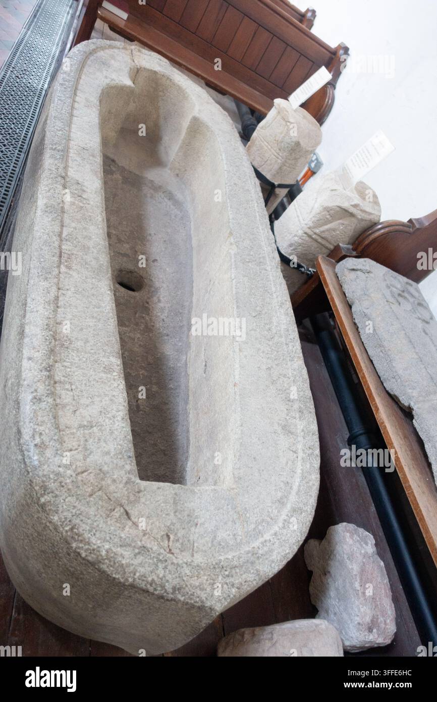 Arca di pietra di marmo di Purbeck del XIII secolo nella chiesa priorale di Lady St Mary, Wareham, Dorset, Regno Unito. Scoperto nel XVIII secolo nel cimitero. Foto Stock