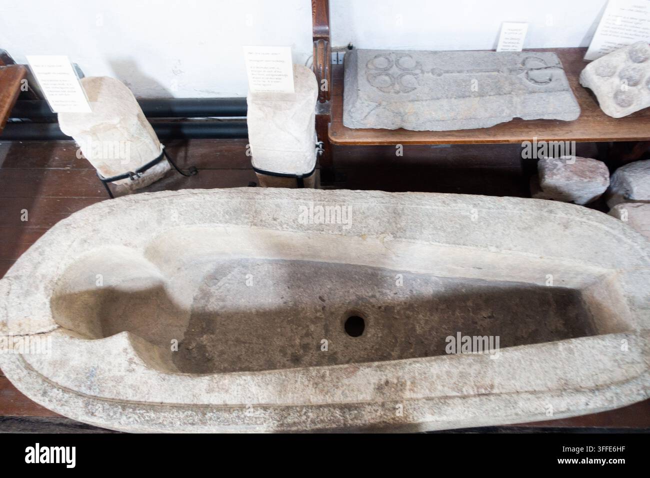 Arca funebre in pietra di marmo di Purbeck del XIII secolo nella chiesa del priorato di Lady St Mary, Wareham, Dorset, Regno Unito. Scoperto nel XVIII secolo nel cimitero della chiesa. Foto Stock