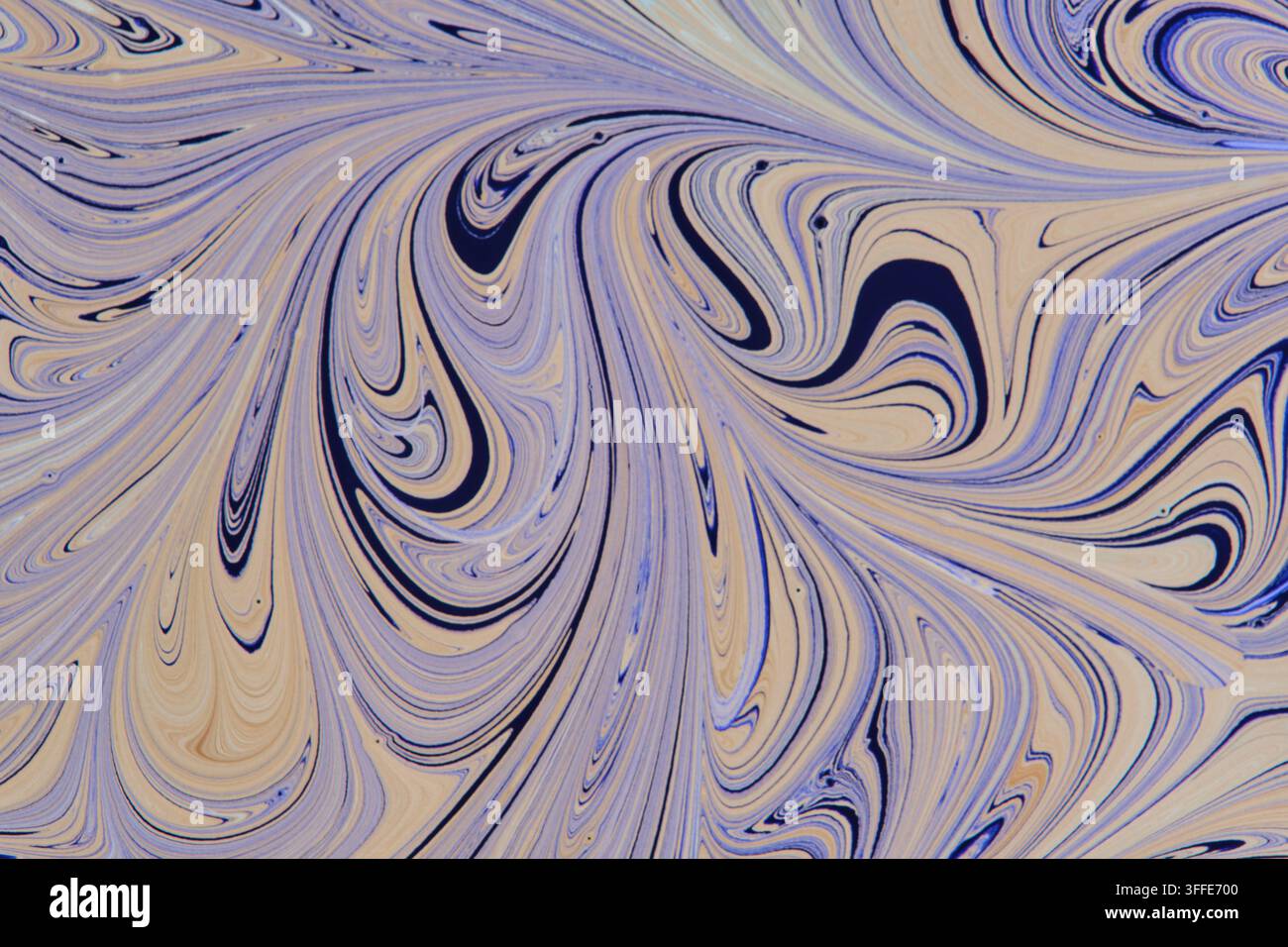 Elegante sfondo acrilico fluido con vortici di marmo blu scuro e beige chiaro fluenti Foto Stock