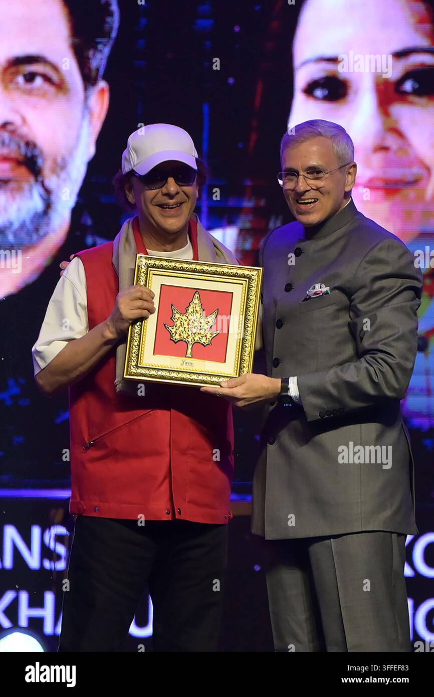 SRINAGAR, INDIA - 7 SETTEMBRE: Il capo ministro del Jammu e Kashmir, Omar Abdullah R, congratula il regista Vidhu Vinodh Chopra durante la cerimonia di apertura del Festival internazionale del cinema del Jammu & Kashmir IFFJK, al Centro internazionale di convegni Sher-i-Kashmir SKICC il 7 settembre 2026 a Srinagar, in India. Il primo festival internazionale del cinema nel Jammu e Kashmir è iniziato lunedì con 135 film, tra cui 60 opere straniere, che saranno proiettati durante il festival di quattro giorni nel tentativo di rivitalizzare la lunga associazione del J&K con il mondo del cinema e renderlo nuovamente una destinazione preferita Foto Stock