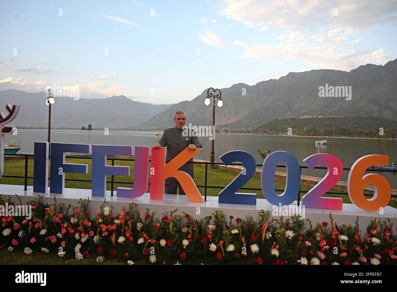 SRINAGAR, INDIA - 7 SETTEMBRE: Il capo ministro del Jammu e Kashmir, Omar Abdullah, posa per una fotografia durante la cerimonia di apertura del Festival internazionale del cinema del Jammu & Kashmir IFFJK, al Centro internazionale di convegni Sher-i-Kashmir SKICC il 7 settembre 2026 a Srinagar, in India. Il primo festival internazionale del cinema nel Jammu e Kashmir è iniziato lunedì con 135 film, tra cui 60 opere straniere, che saranno proiettati durante il festival di quattro giorni nel tentativo di rivitalizzare la lunga associazione del J&K con il mondo del cinema e renderlo nuovamente una destinazione preferita per la produzione cinematografica e Foto Stock