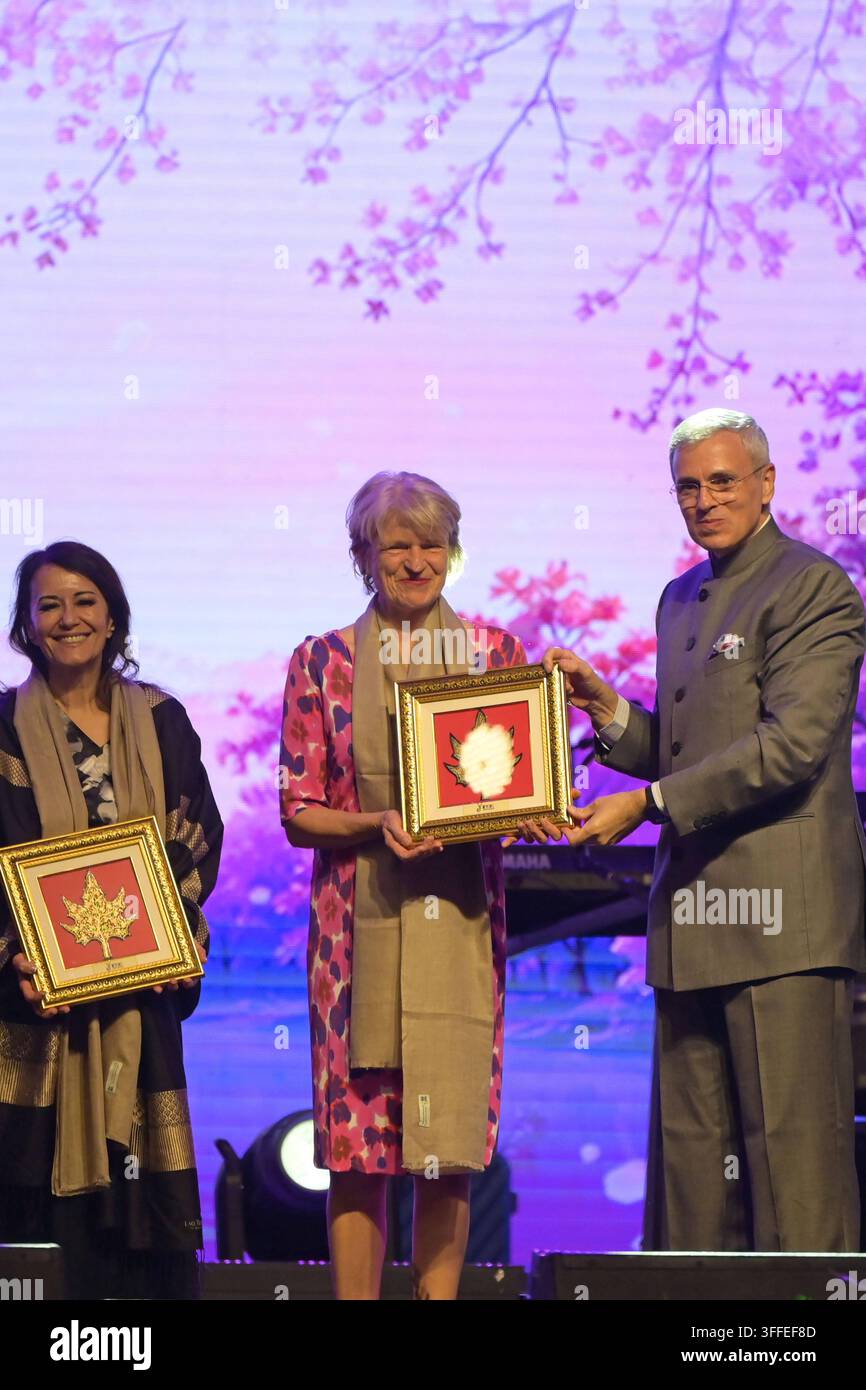 SRINAGAR, INDIA - 7 SETTEMBRE: Il capo ministro del Jammu e Kashmir, Omar Abdullah, congratula la curatrice di cinema tedesca Dorothee Wenner C e l'imprenditrice mediatica Keiko Bang L durante la cerimonia di apertura del Festival internazionale del cinema del Jammu & Kashmir IFFJK, al Centro internazionale di convegno Sher-i-Kashmir SKICC il 7 settembre 2026 a Srinagar, in India. Il primo festival internazionale del cinema nel Jammu e Kashmir è iniziato lunedì con 135 film, tra cui 60 partecipazioni straniere, che saranno proiettati durante il festival di quattro giorni nel tentativo di rivitalizzare la lunga associazione del J&K con il mondo del cinema e Foto Stock