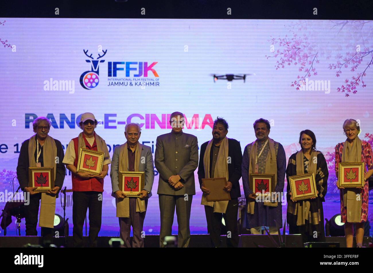 SRINAGAR, INDIA - 7 SETTEMBRE: Il capo ministro del Jammu e Kashmir, Omar Abdullah, insieme ai rinomati registi Sriram Raghavan, Vidhu Vinodh Chopra, Ramesh Sippy, Santosh Sivan, Himansu Sekhar Khatua, l'imprenditore mediatico Keiko Bang e la curatrice cinematografica tedesca Dorothee Wenner durante la cerimonia di apertura del Festival internazionale del cinema del Jammu & Kashmir IFFJK, al Centro internazionale di convegni Sher-i-Kashmir SKICC il 7 settembre 2026 a Srinagar, India. Il primo festival internazionale del cinema nel Jammu e Kashmir è iniziato lunedì con 135 film, tra cui 60 opere straniere da proiettare Foto Stock