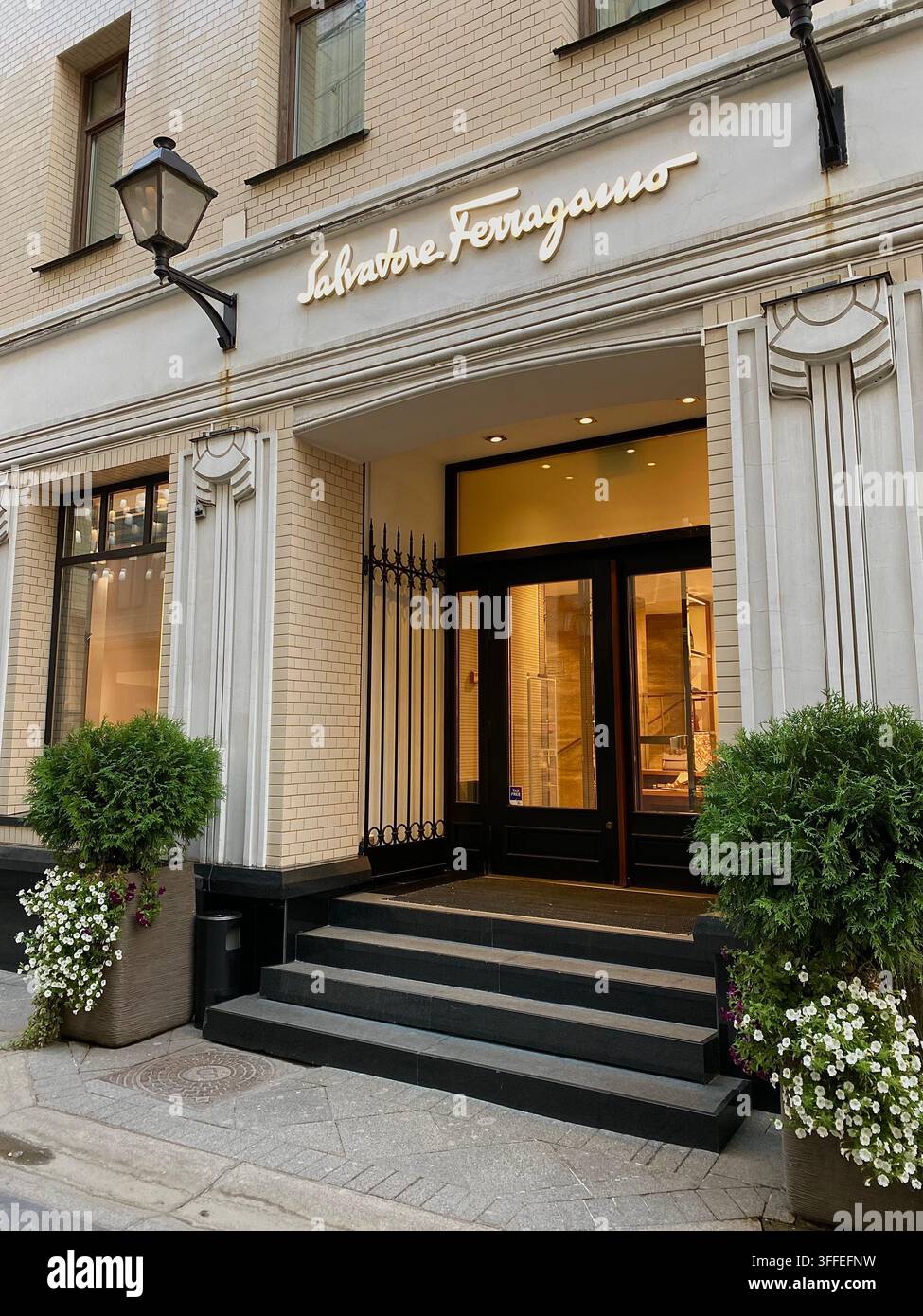 Mosca, Russia - 15 agosto 2022: Ingresso della boutique Salvatore Ferragamo in una strada esclusiva alla calda luce del giorno. - Immagine stock catturata con smartphone