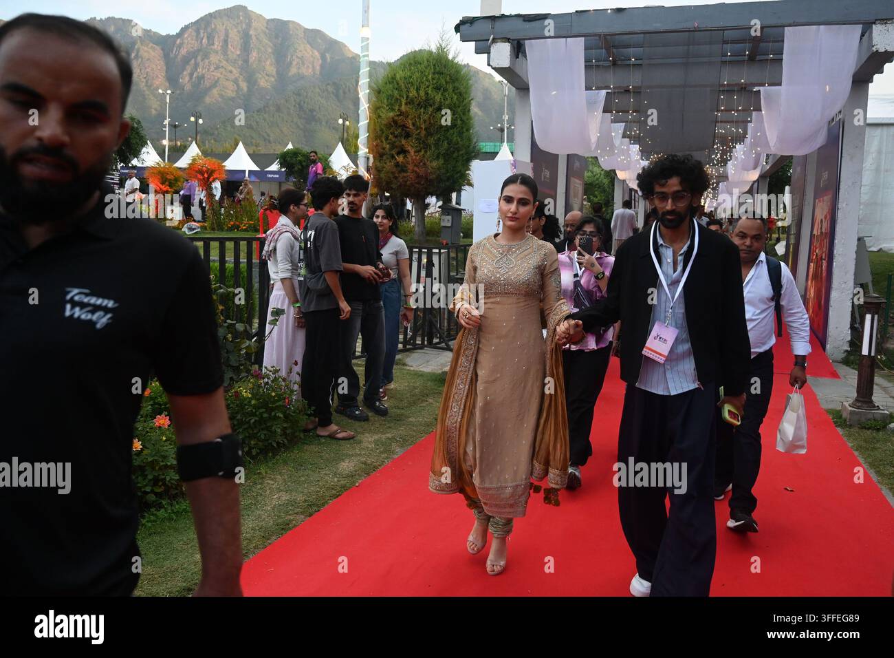 SRINAGAR, INDIA - 7 SETTEMBRE: L'attrice di Bollywood Fatima Sana Shaikh arriva durante la cerimonia di apertura del Festival internazionale del cinema di Jammu & Kashmir (IFFJK), al Sher-i-Kashmir International Convention Centre (SKICC) il 7 settembre 2026 a Srinagar, India. Il primo festival internazionale del cinema a Jammu e Kashmir è iniziato lunedì con 135 film, tra cui 60 entry straniere, che saranno proiettati durante il festival di quattro giorni nel tentativo di rivitalizzare la lunga associazione di J&K con il mondo del cinema e renderlo di nuovo una destinazione preferita per la produzione cinematografica e le riprese cinematografiche. Le 4 Foto Stock