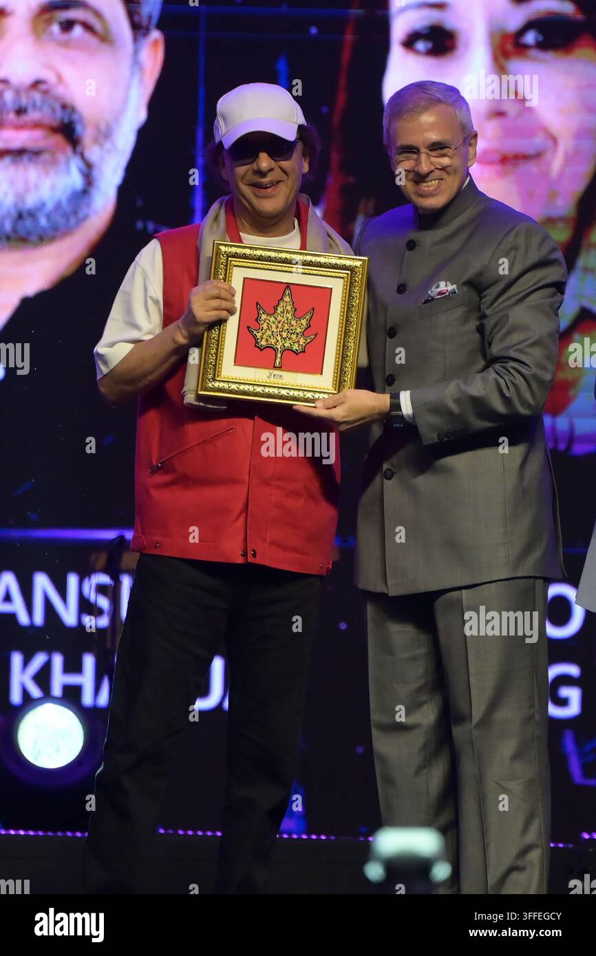 SRINAGAR, INDIA - 7 SETTEMBRE: Il capo ministro del Jammu e Kashmir, Omar Abdullah (R), congratula il regista Vidhu Vinodh Chopra durante la cerimonia di apertura del Festival internazionale del cinema del Jammu & Kashmir (IFFJK), al Centro internazionale di convegni Sher-i-Kashmir (SKICC) il 7 settembre 2026 a Srinagar, in India. Il primo festival internazionale del cinema nel Jammu e Kashmir è iniziato lunedì con 135 film, tra cui 60 entry straniere, che saranno proiettati durante il festival di quattro giorni nel tentativo di rivitalizzare la lunga associazione del J&K con il mondo del cinema e renderlo nuovamente una destinazione preferita Foto Stock