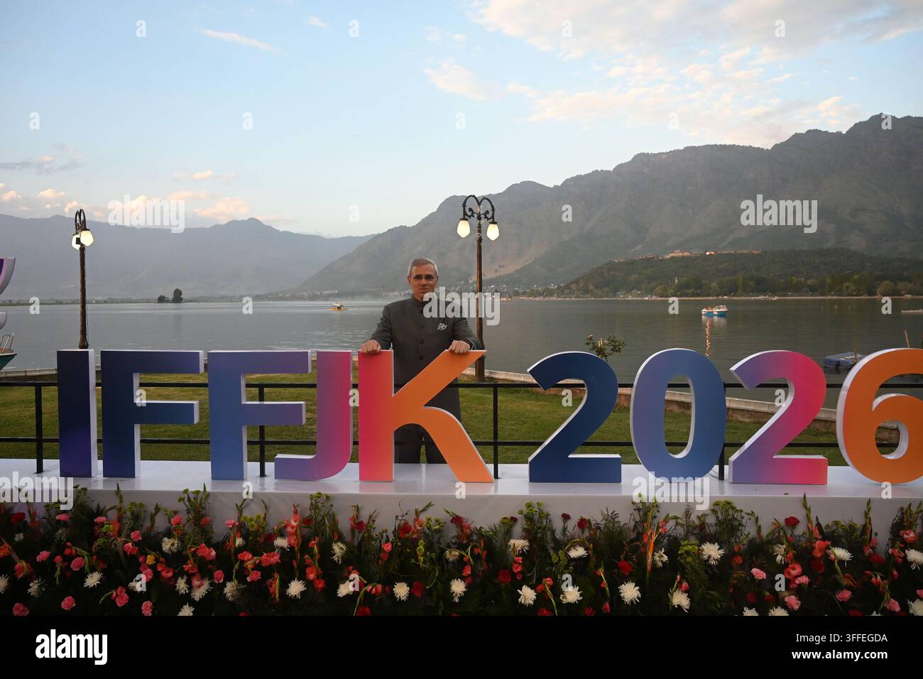 SRINAGAR, INDIA - 7 SETTEMBRE: Il capo ministro del Jammu e Kashmir, Omar Abdullah, posa per una fotografia durante la cerimonia di apertura del Festival internazionale del cinema del Jammu & Kashmir (IFFJK), al Centro internazionale di convegni Sher-i-Kashmir (SKICC) il 7 settembre 2026 a Srinagar, India. Il primo festival internazionale di cinema nel Jammu e Kashmir è iniziato lunedì con 135 film tra cui 60 partecipazioni straniere che saranno proiettati durante il festival di quattro giorni nel tentativo di far rivivere la lunga associazione del J&K con il mondo del cinema e renderlo nuovamente una destinazione preferita per i registi cinematografici Foto Stock