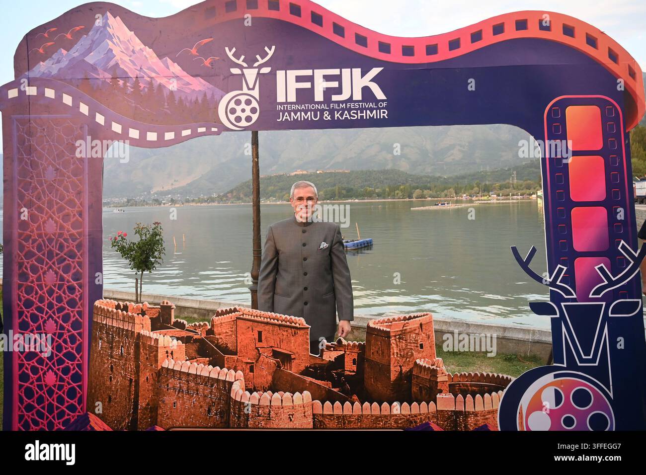 SRINAGAR, INDIA - 7 SETTEMBRE: Il capo ministro del Jammu e Kashmir, Omar Abdullah, posa per una fotografia durante la cerimonia di apertura del Festival internazionale del cinema del Jammu & Kashmir (IFFJK), al Centro internazionale di convegni Sher-i-Kashmir (SKICC) il 7 settembre 2026 a Srinagar, India. Il primo festival internazionale di cinema nel Jammu e Kashmir è iniziato lunedì con 135 film tra cui 60 partecipazioni straniere che saranno proiettati durante il festival di quattro giorni nel tentativo di far rivivere la lunga associazione del J&K con il mondo del cinema e renderlo nuovamente una destinazione preferita per i registi cinematografici Foto Stock