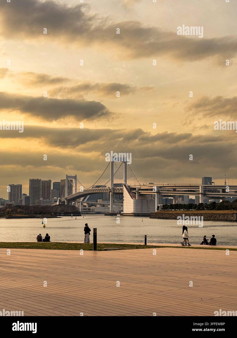 Vista del Rainbow Bridge sulla baia di Tokyo con passeggiata in legno - Immagine stock catturata con smartphone