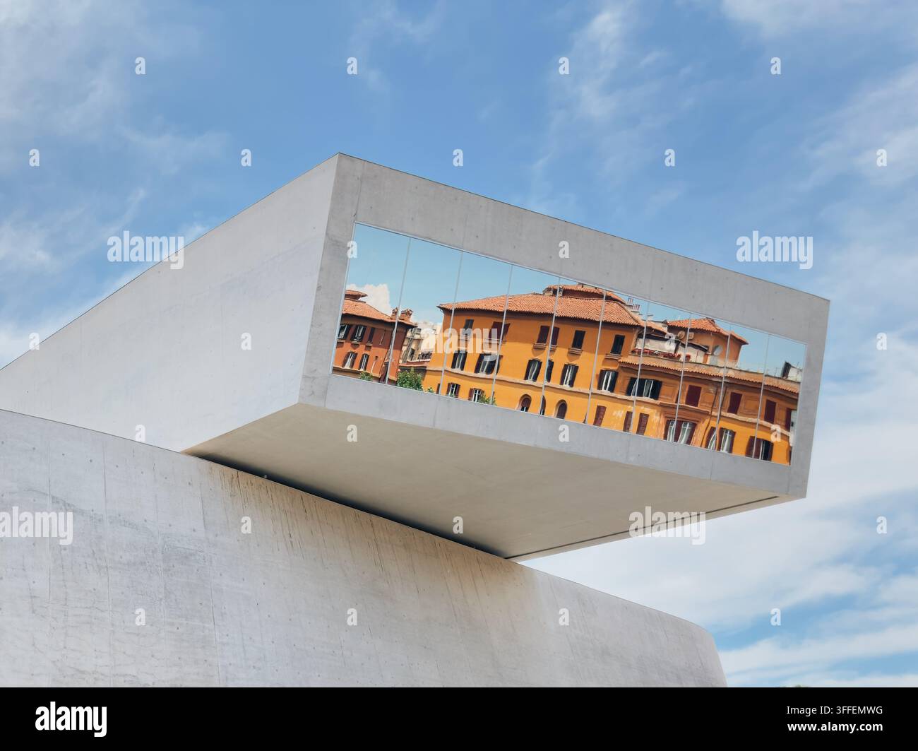 Edifici romani tradizionali riflessi nell'architettura moderna del museo MAXXI Foto Stock
