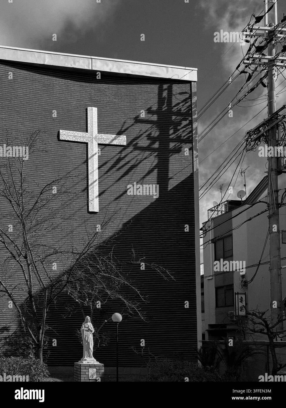 Croce bianca e statua nella chiesa cattolica di Saiin a Kyoto - Immagine stock catturata con smartphone