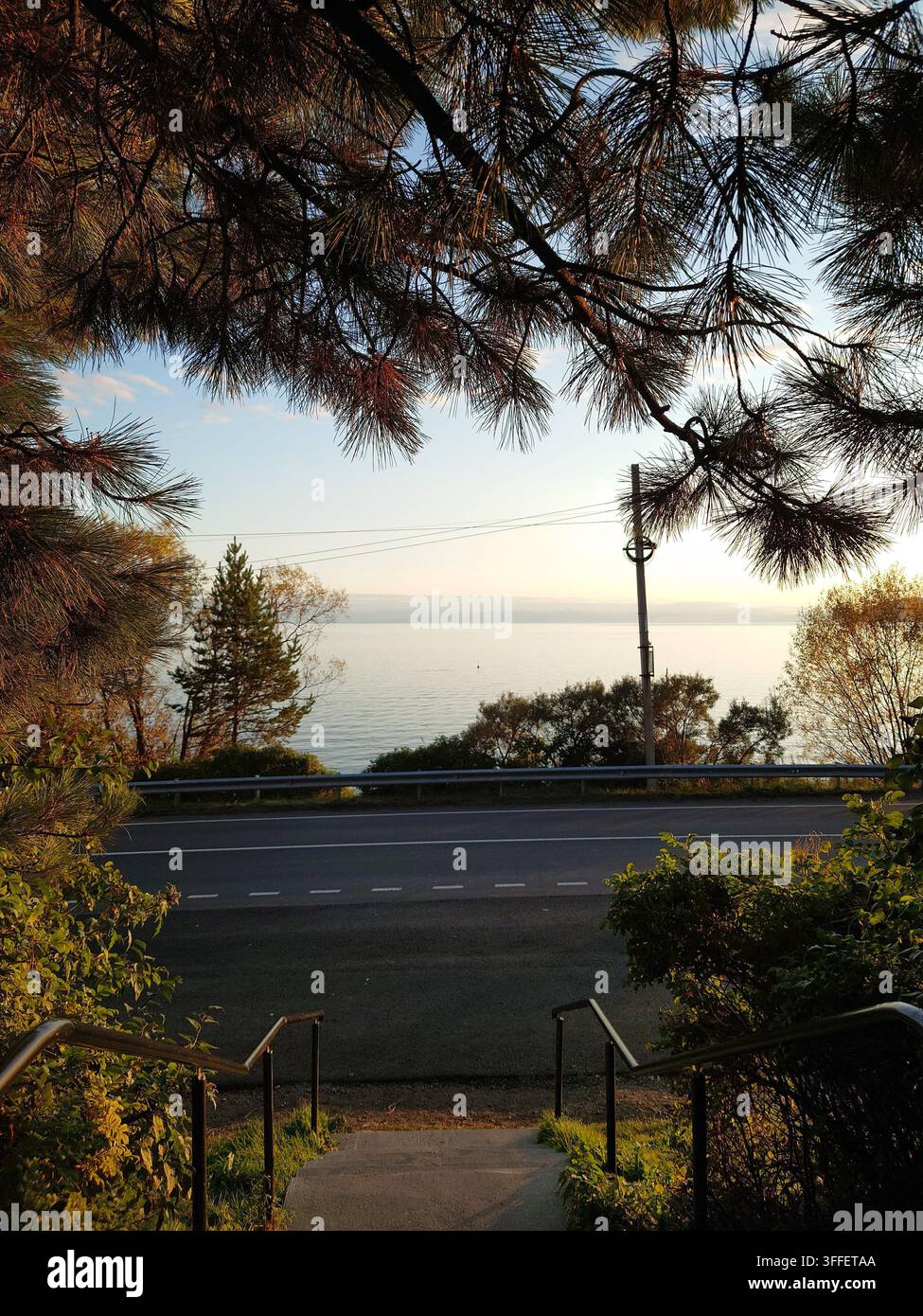 Questa foto rivela una vista mozzafiato di un lago magnifico. Foto Stock