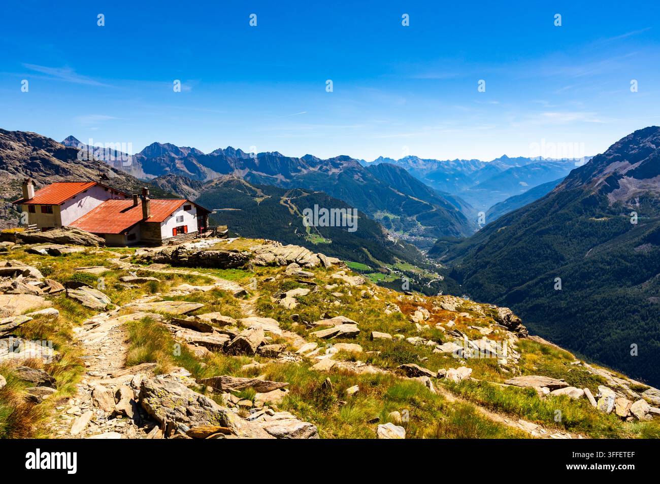 Vista panoramica della Valmalenco, fotografata dal rifugio Longoni. Foto Stock
