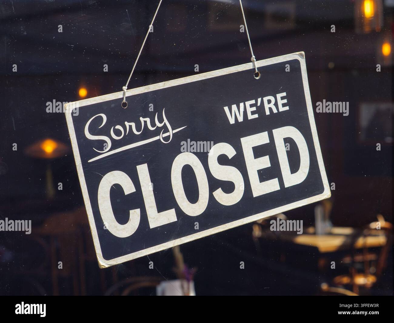 Insegna in cartone "Sorry We're Closed" appesa all'ingresso del pub, Regno Unito Foto Stock