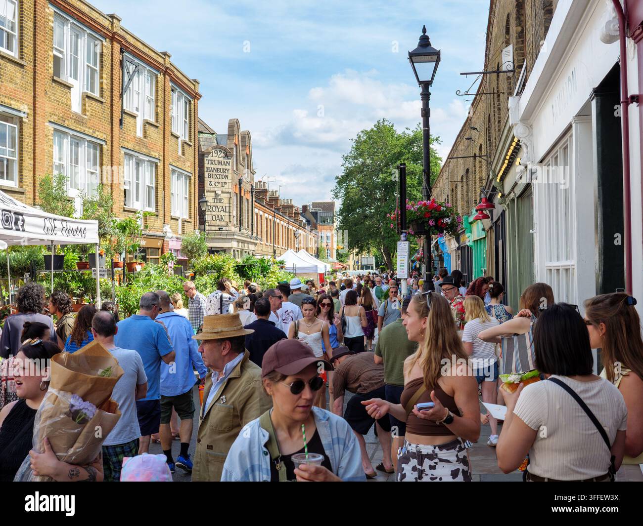 Molte persone si sono ammassate su Columbia Road in una domenica affollata al mercato dei fiori, Londra, Regno Unito Foto Stock