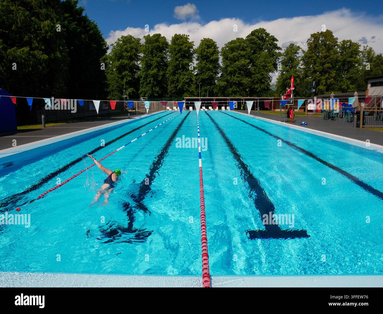 Nuotatore nella piscina all'aperto del centro ricreativo Everyone Active, Newbury, West Berkshire, Regno Unito Foto Stock