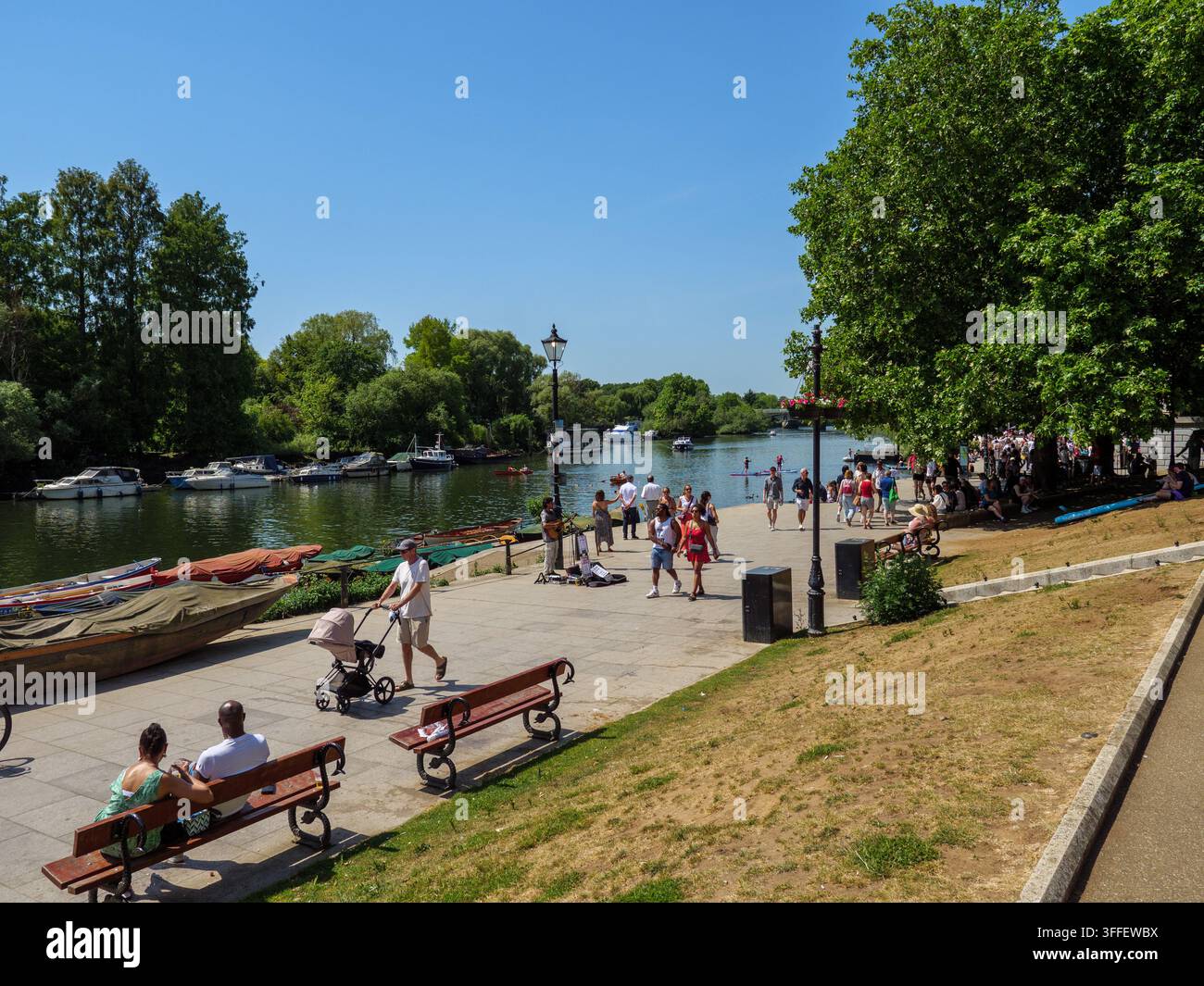 Persone che camminano lungo il Richmond River Thames Towpath accanto a Richmond Riverside, Londra, Regno Unito Foto Stock