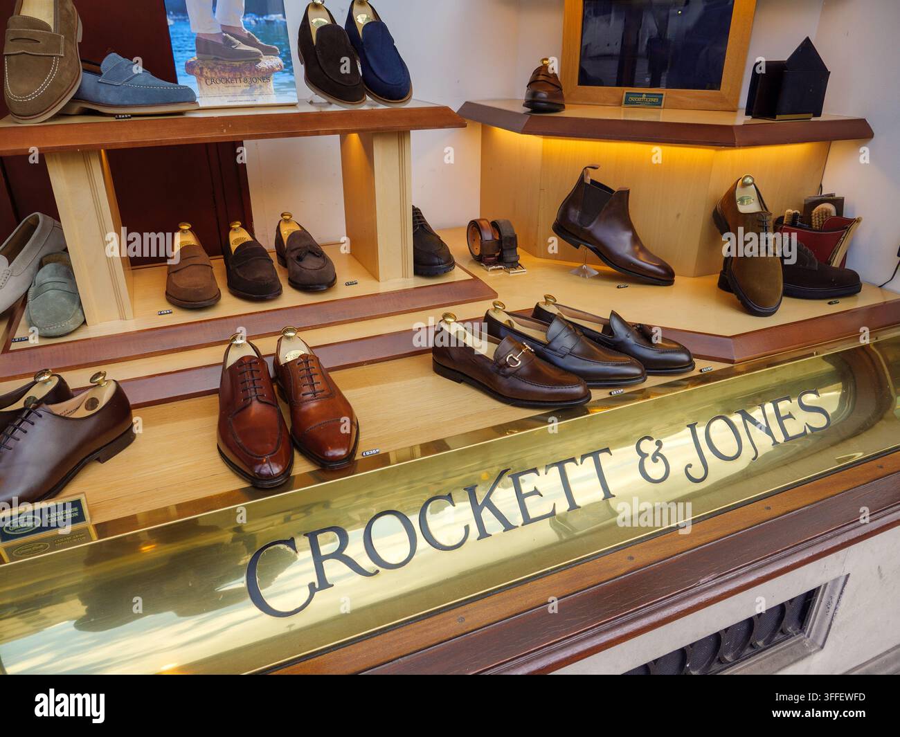 Negozio Crockett and Jones di scarpe in pelle fatte a mano per uomo Knightsbridge, Londra, Regno Unito Foto Stock