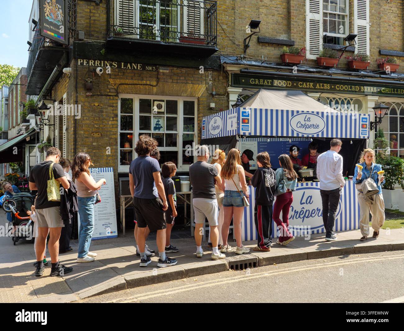 La Creperie, chiosco di crêpes francesi fuori dal pub King William IV su Hampstead High Street, Londra, Regno Unito Foto Stock