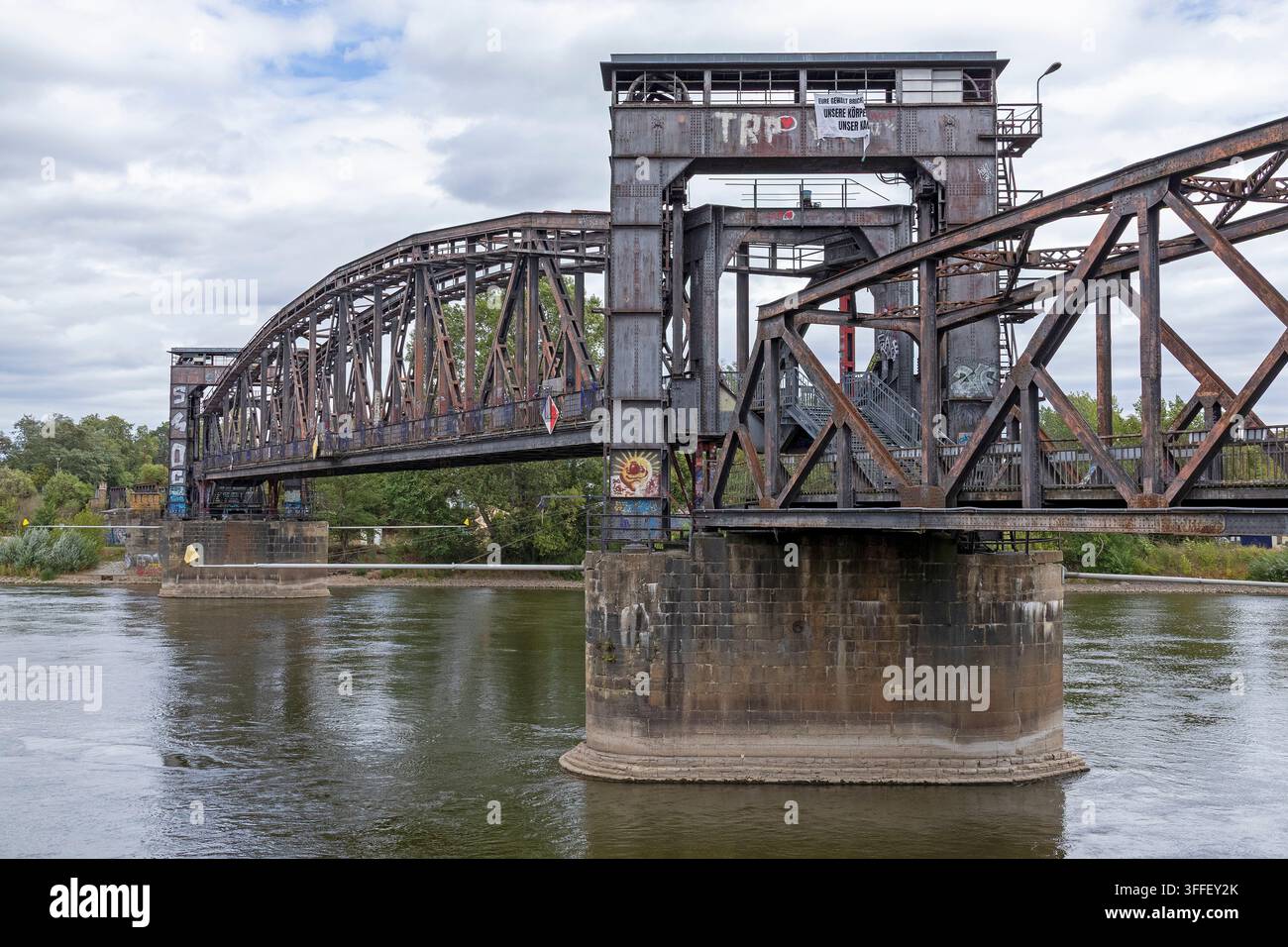 Ponte sollevabile verticale, passerella pedonale, ex ponte ferroviario, Magdeburgo, Sassonia-Anhalt, Germania Foto Stock