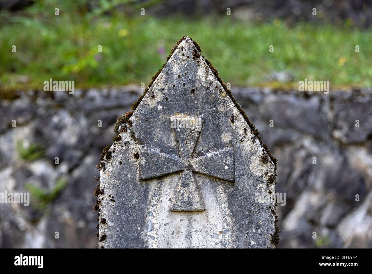 Cimitero militare austro-ungherese storico con lapidi di pietra erose di soldati della Prima Guerra Mondiale tra gli alberi autunnali a Brje pri Komnu. Foto Stock