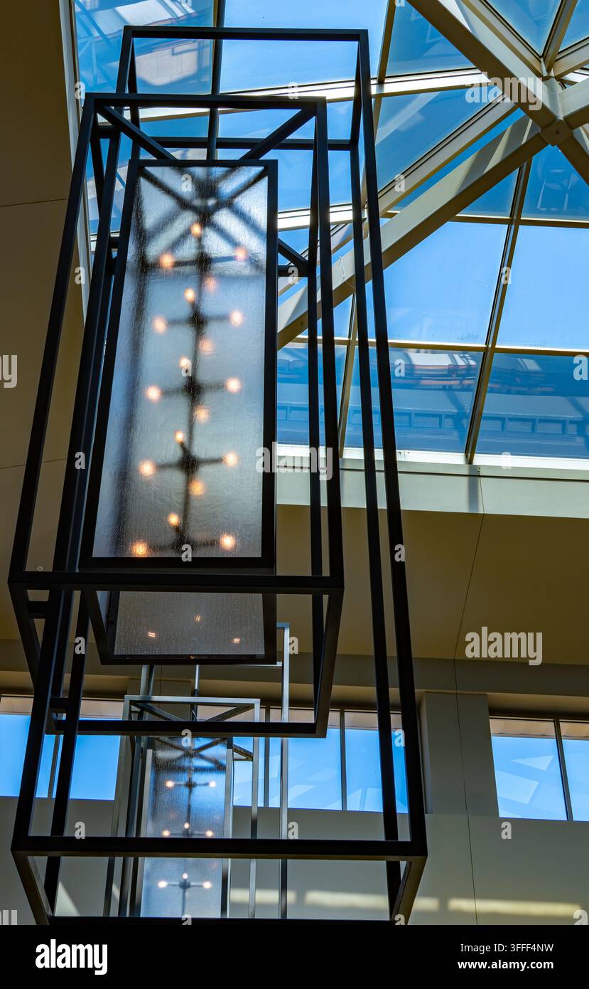 Plano, TX, USA - 29 agosto 2026: Guardare verso l'alto verso un apparecchio di illuminazione e il soffitto in vetro del centro commerciale Foto Stock