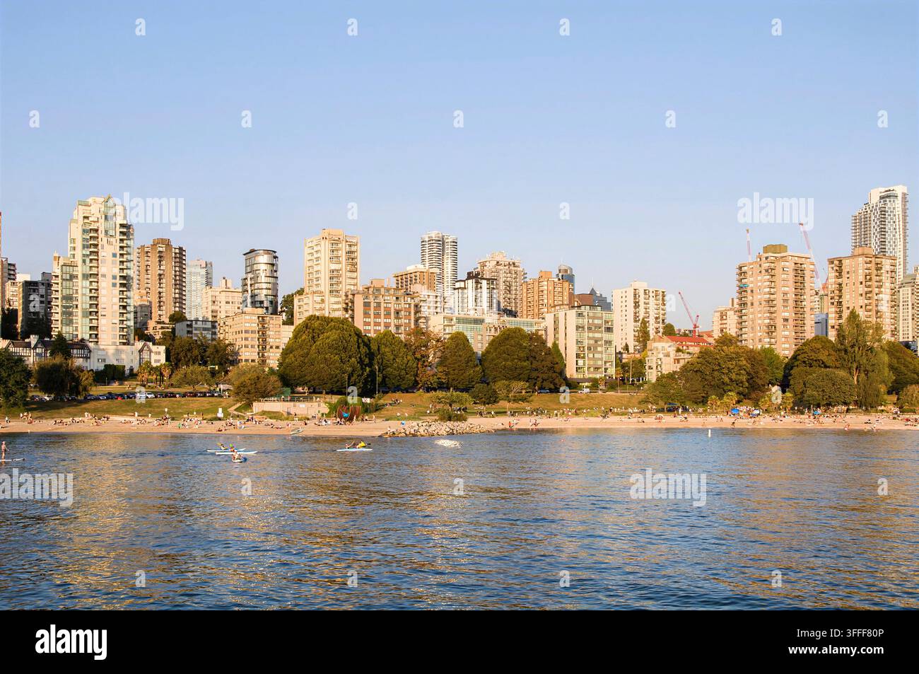 Panorama scenografico del lungomare delle torri residenziali di Vancouver West End, parchi verdi e persone che si rilassano sulla spiaggia di English Bay. Bella veduta urbana della città Foto Stock