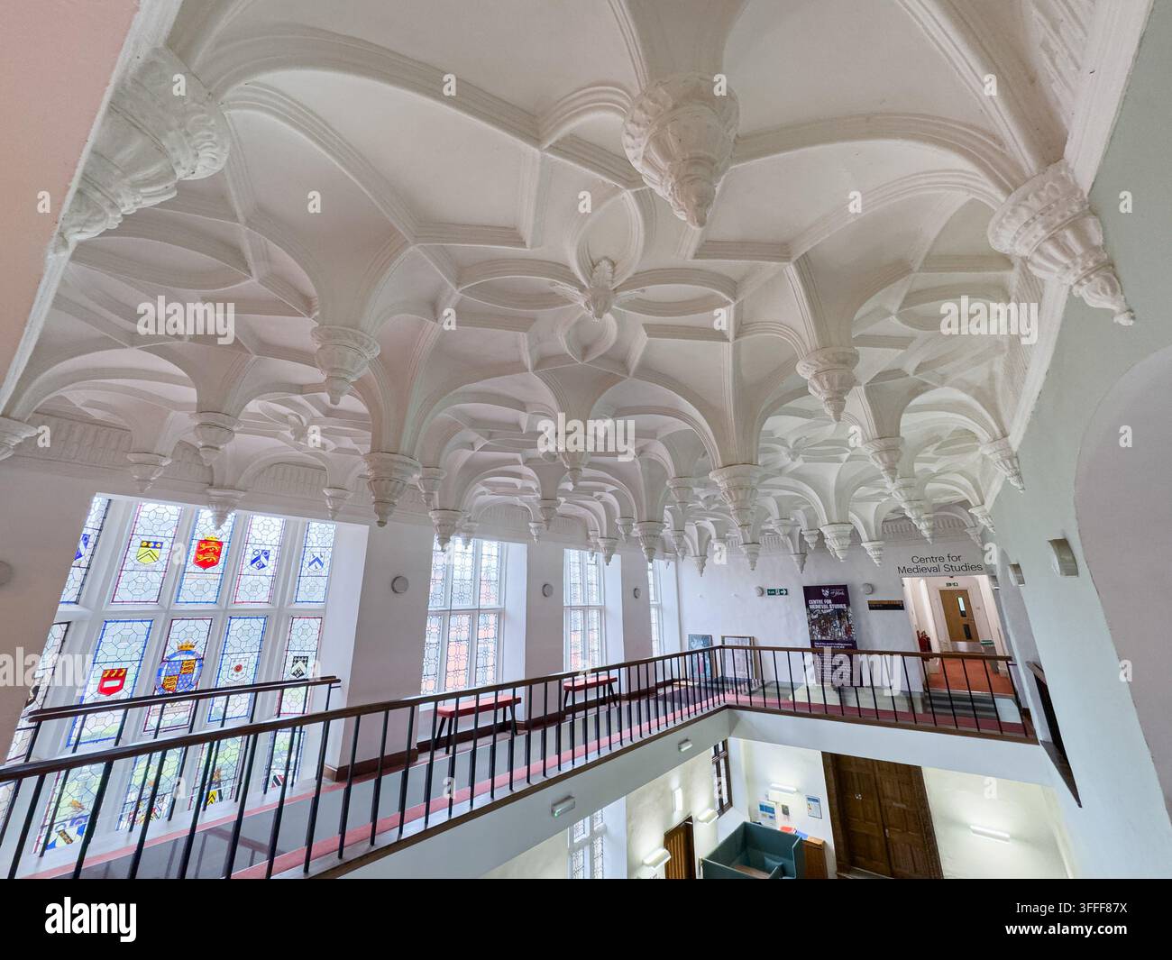 Soffitto in gesso decorativo e vetrate colorate nella Heslington Hall dell'Università di York, York, Inghilterra. Foto Stock