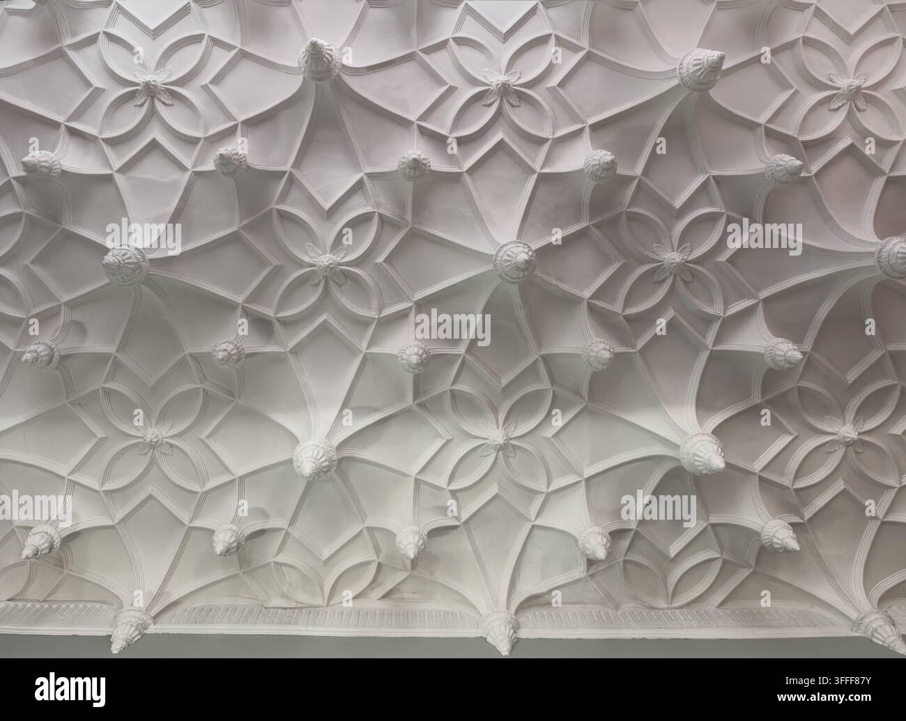 Vista ravvicinata di un soffitto in stucco ornato all'interno di Heslington Hall all'Università di York, York, Inghilterra. Foto Stock