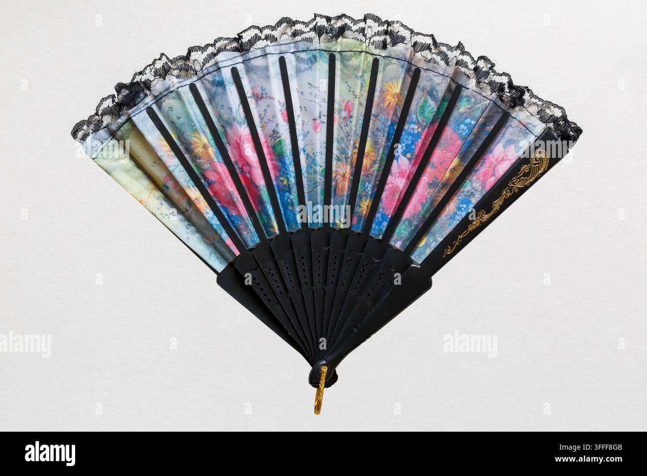 Ventaglio decorativo tenuto in mano isolato su sfondo bianco – concetto per rinfrescarsi, rinfrescare con il caldo, retro vedere 3FFF8G8 per il fronte Foto Stock