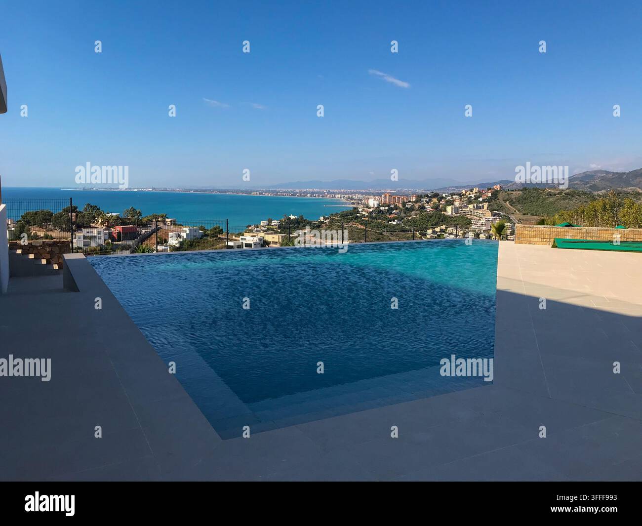 La piscina Infinity offre splendide viste panoramiche del mar mediterraneo, della spiaggia e della città costiera di oropesa del mar a castellon, comunità valenciana Foto Stock