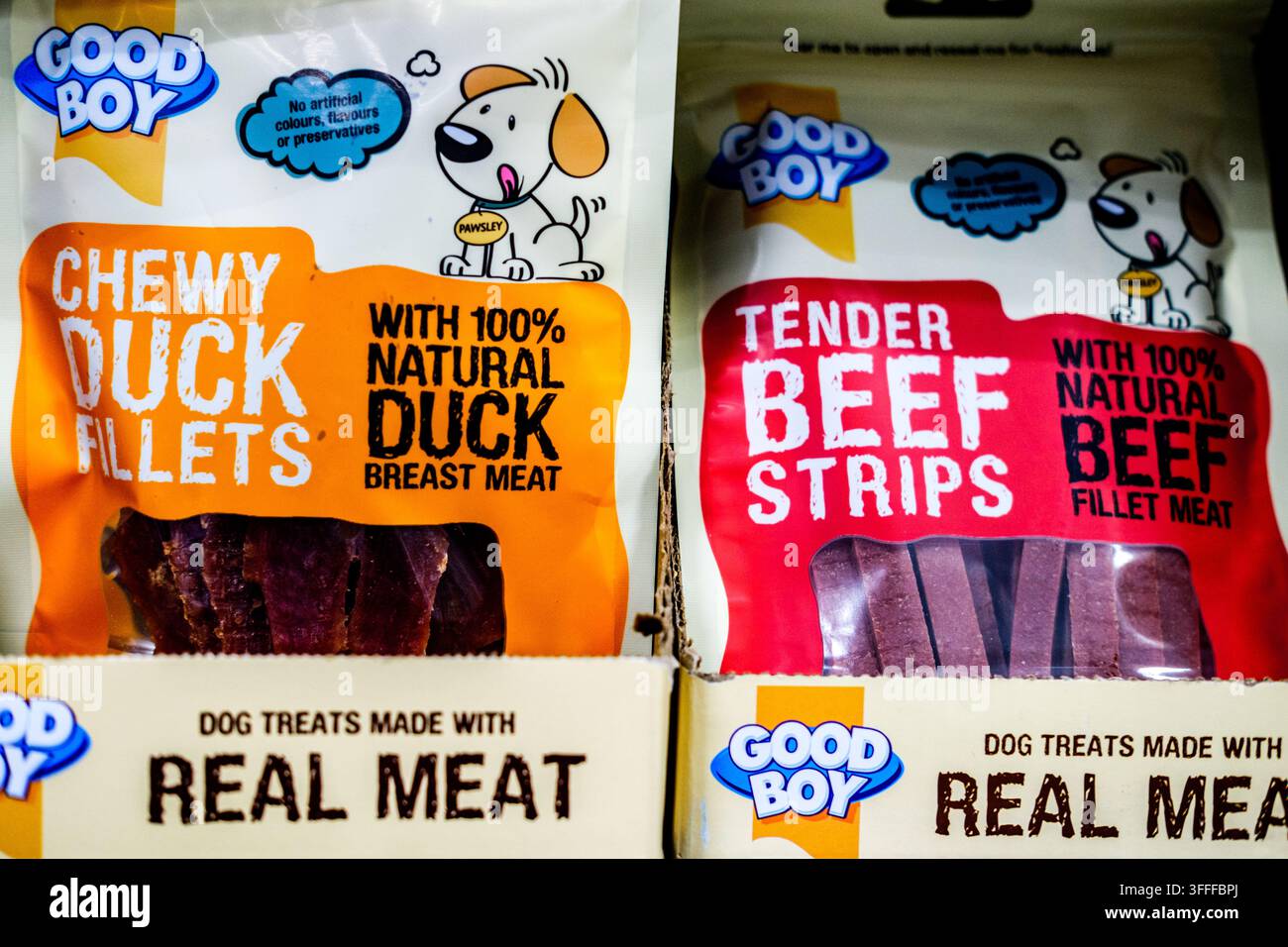 Londra, Regno Unito, 08 settembre 2026, Primo piano di un prodotto che mostra Good Boy Chewy Duck And Tender Beef Strips, bocconcini per cani Foto Stock
