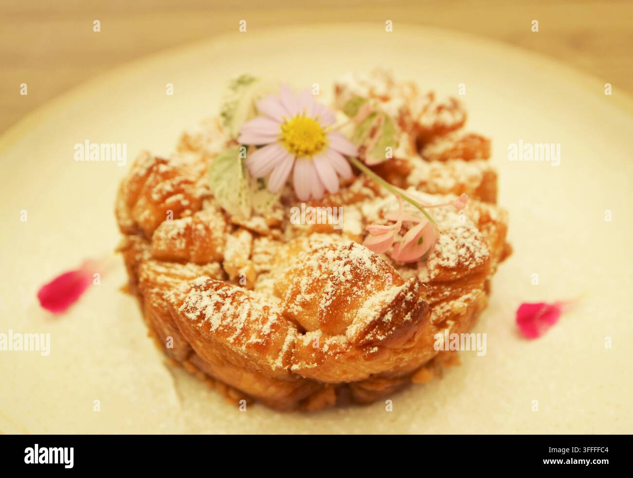 Dessert di pane di scimmia gourmet servito con decorazione di fiori commestibili su un piatto Foto Stock