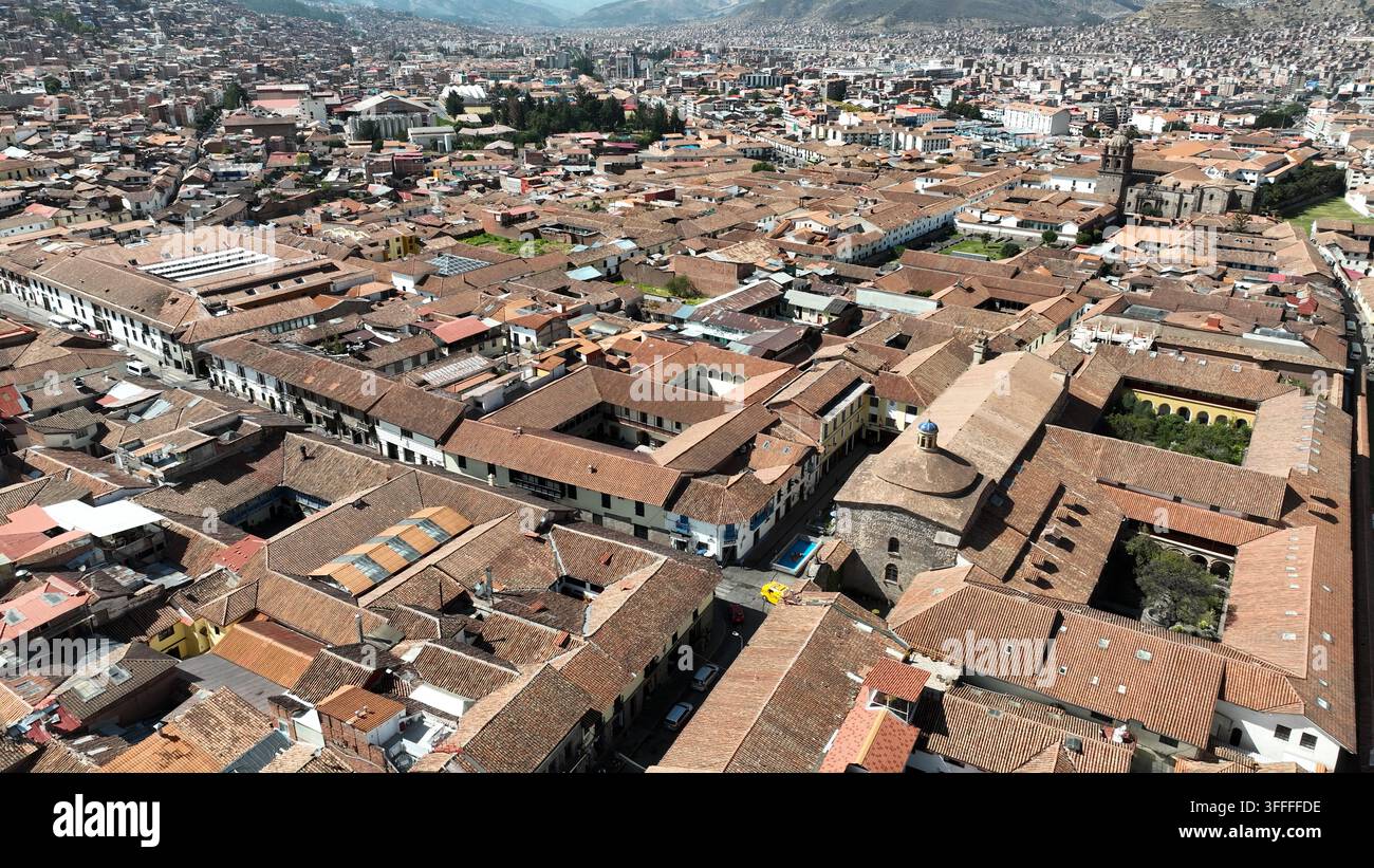 Vista aerea della storica città di Cusco, che mostra tetti densi in terracotta, architettura coloniale, cortili e strade strette a Cusco, Cusco Foto Stock