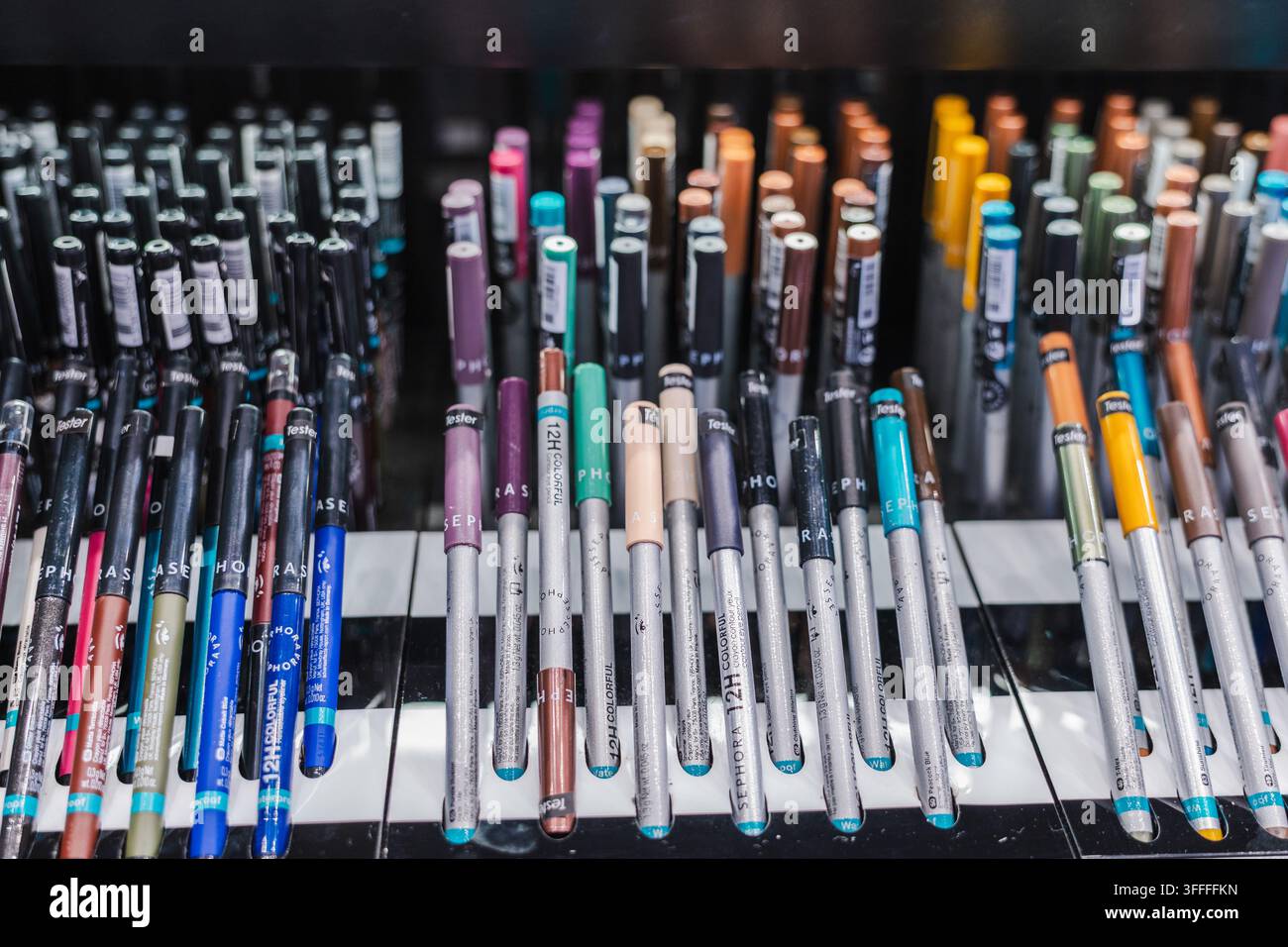 Penne e pennarelli colorati disposti in una rastrelliera espositiva Foto Stock