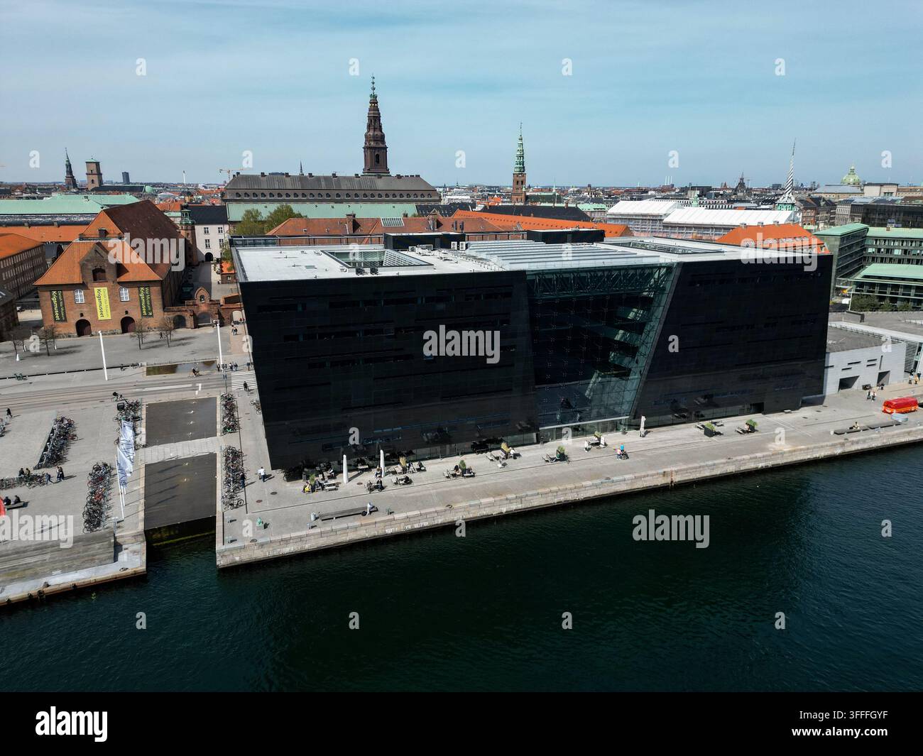 Vista aerea del Black Diamond, l'estensione moderna della Biblioteca Reale, con la sua facciata in granito nero e l'atrio in vetro lungo il porto a C Foto Stock