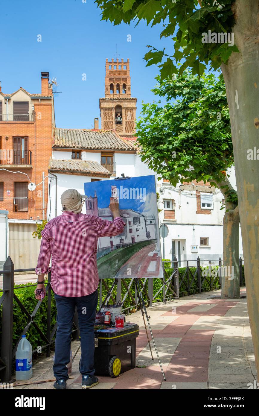 Artista che dipinge una scena di strada nel villaggio spagnolo di Monteagudo Navarra Spagna mentre partecipa al concorso di pittura veloce di giugno 2026 Foto Stock
