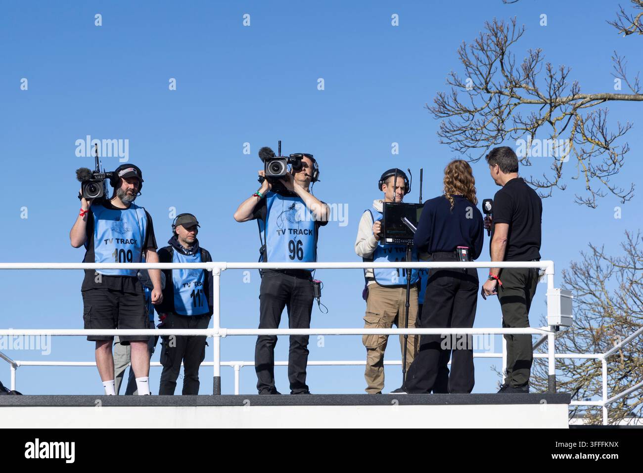 Unità di produzione TV che lavora con i presentatori sul tetto accanto al paddock di ritenzione al Goodwood Members Meeting del 2036, Sussex, UK. Foto Stock