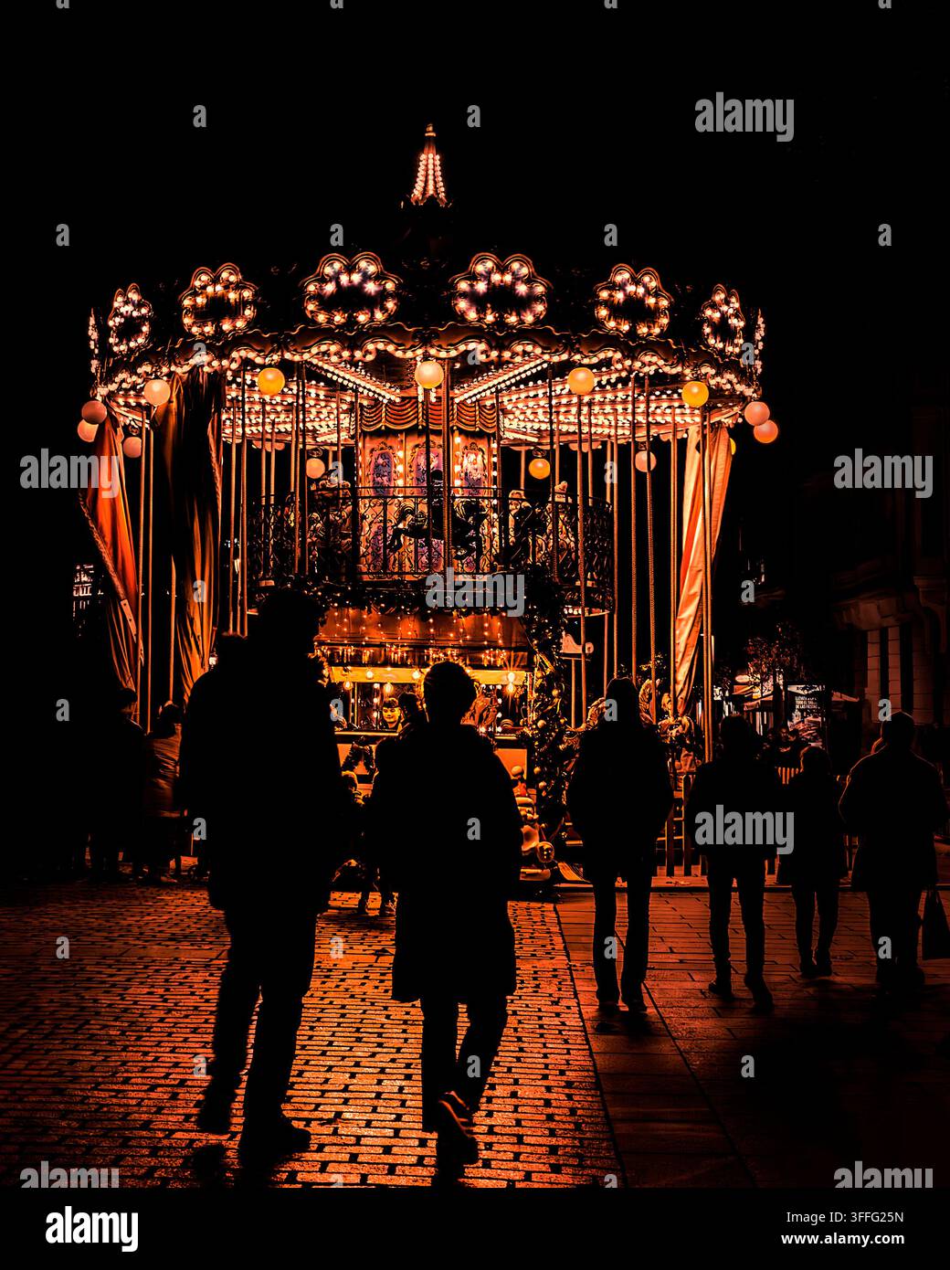 Gruppo di persone che godono delle luci festose delle vacanze di Natale di notte, Madrid, Spagna Foto Stock