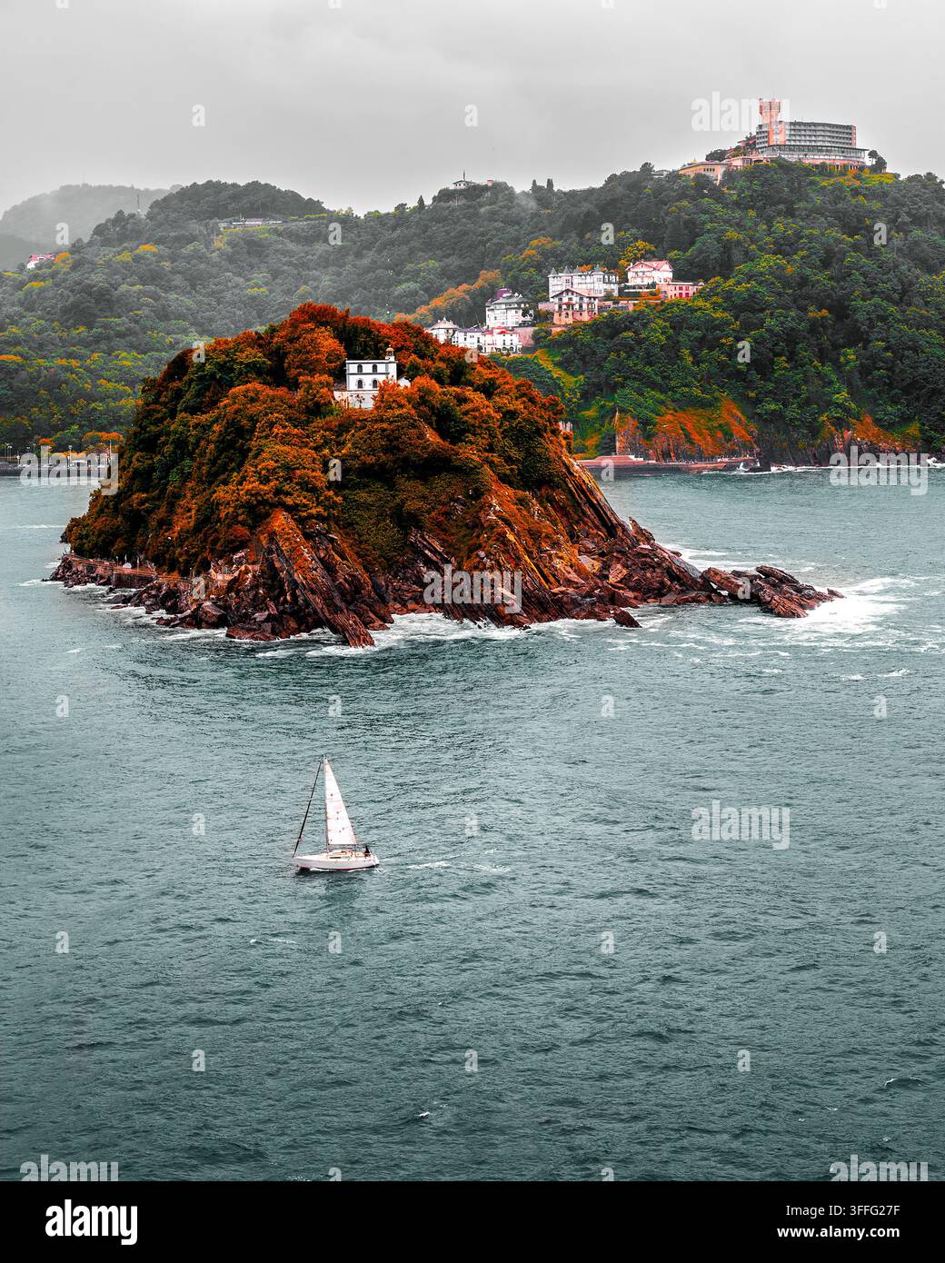 Isola di Santa Clara e barca a vela nella baia di La Concha, San Sebastián, Paesi Baschi, Spagna Foto Stock