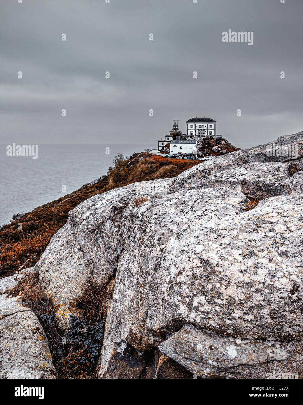 Faro di Capo Finisterre su scogliera rocciosa che si affaccia sull'Oceano Atlantico, Capo Finisterre, Galizia, Spagna Foto Stock