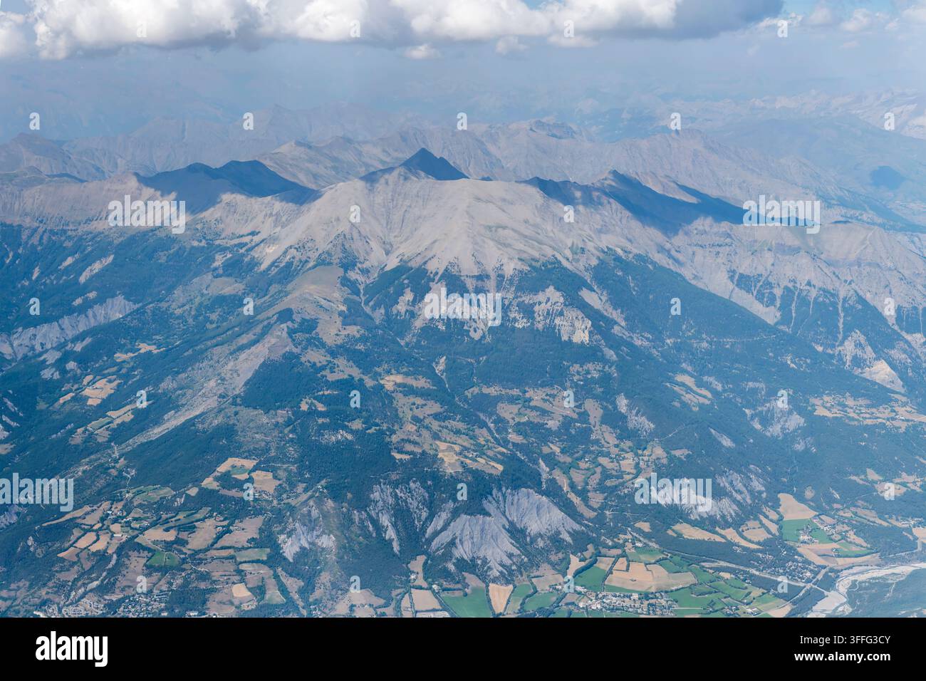 Paesaggio aereo con la catena montuosa Grand-Berard vista da sud, scattato da un aliante nella luce estiva brillante vicino a Barcellonette, Francia Foto Stock
