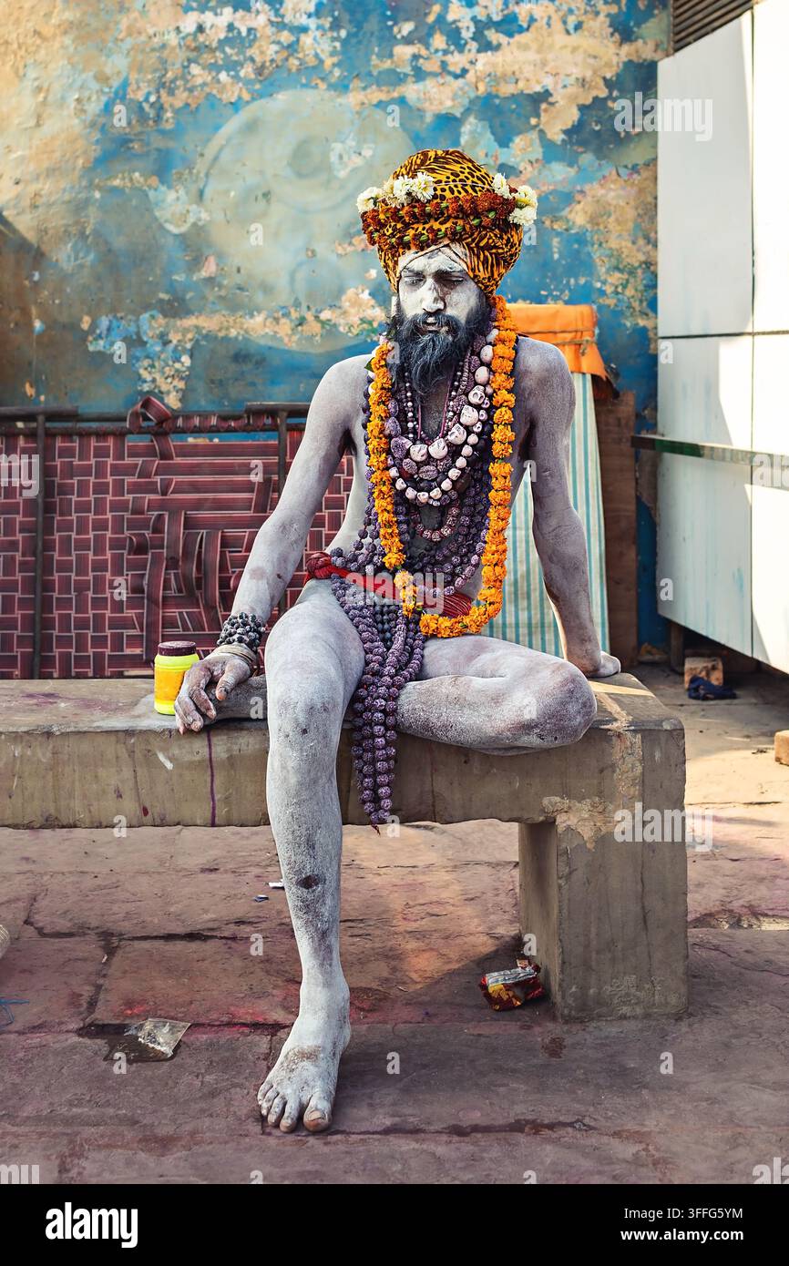 Sadhu indù (asceta) con pittura corporea tradizionale e ghirlande a Varanasi, Uttar Pradesh, India. Foto Stock