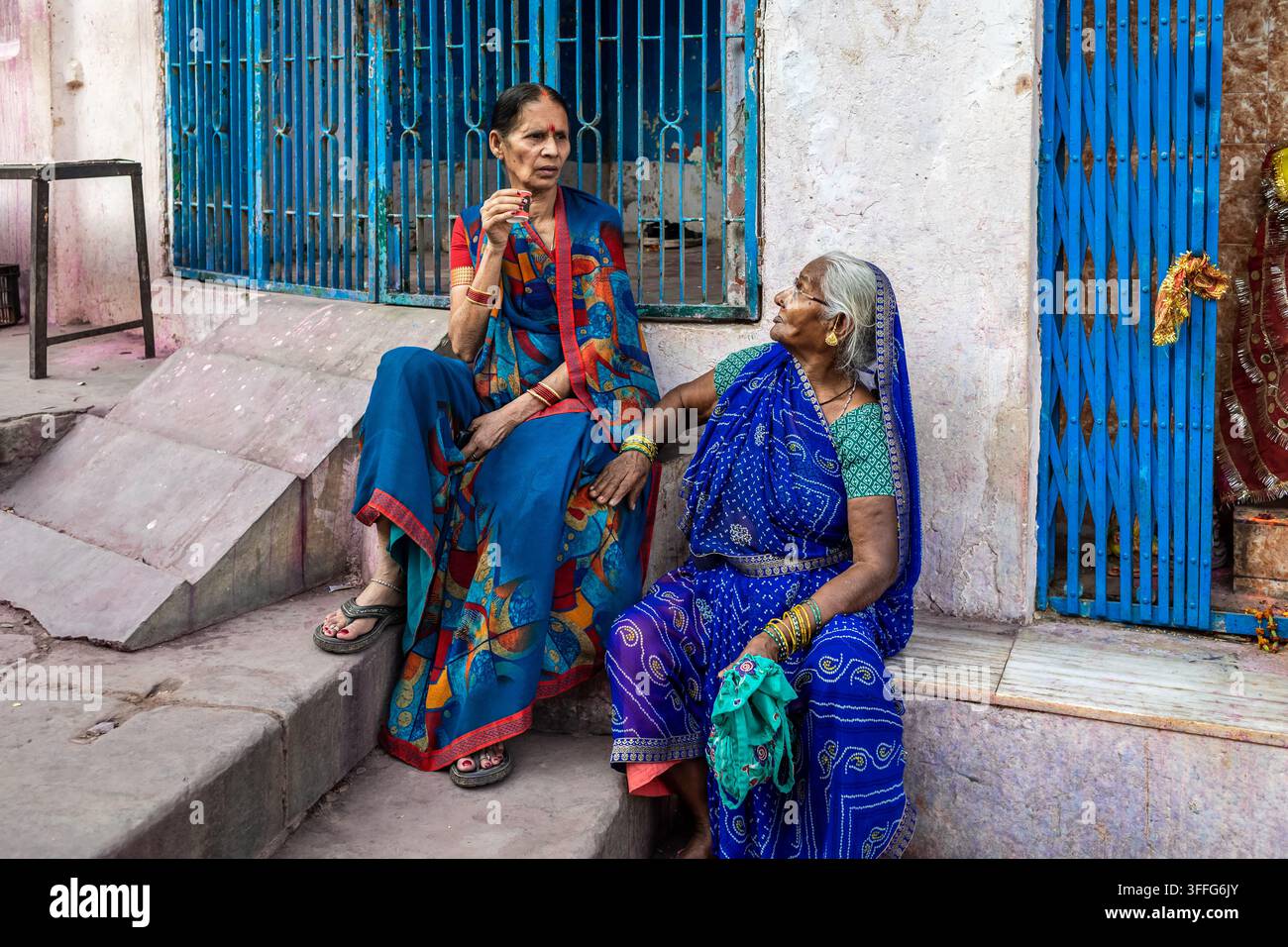 Donne indiane sedute fuori da una casa a Varanasi, Uttar Pradesh, India. Foto Stock