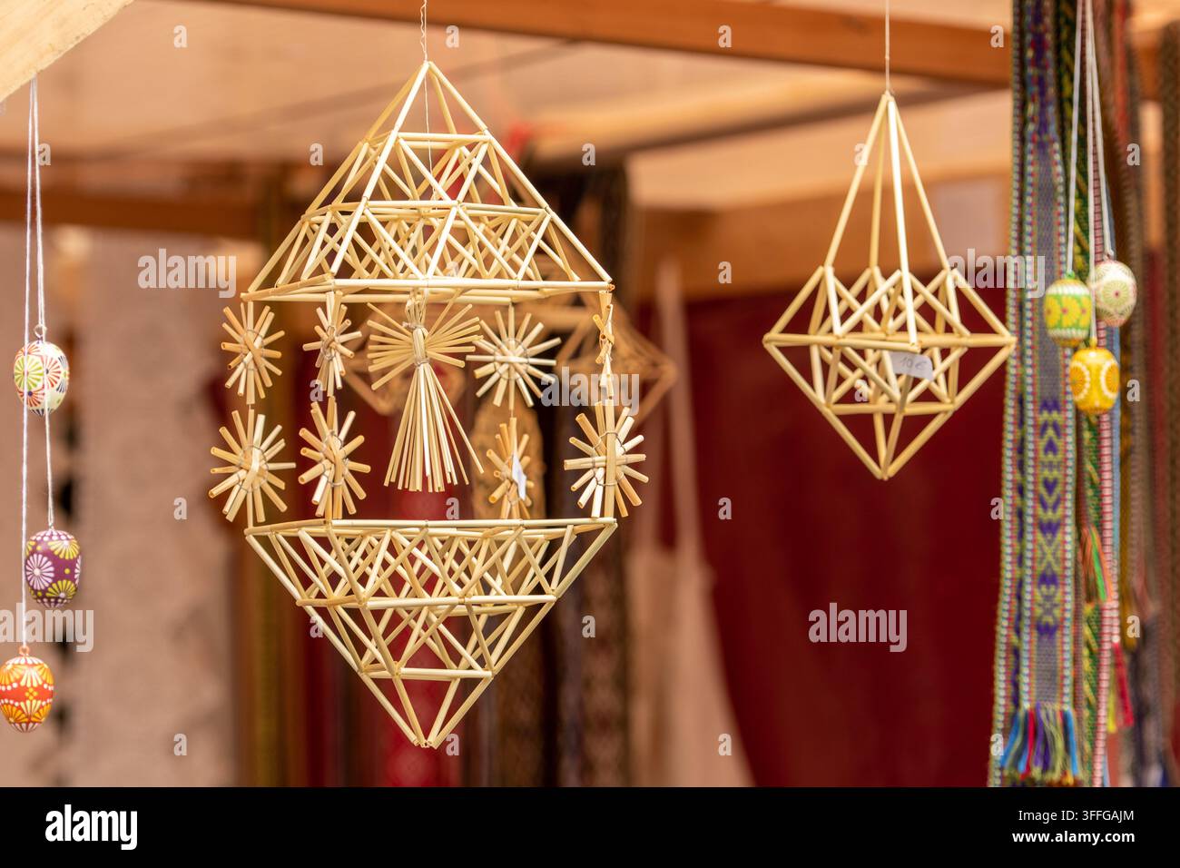 Soda, bellissimo ornamento tradizionale lituano, decorazione in paglia, venduti in un mercato artigianale tradizionale a Vilnius, Lituania, Europa Foto Stock